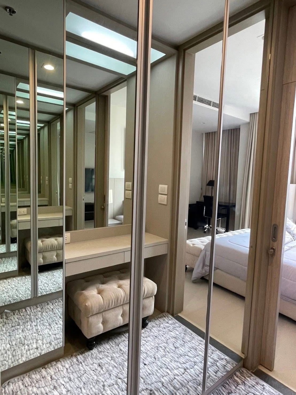 Noble Ploenchit Condominium