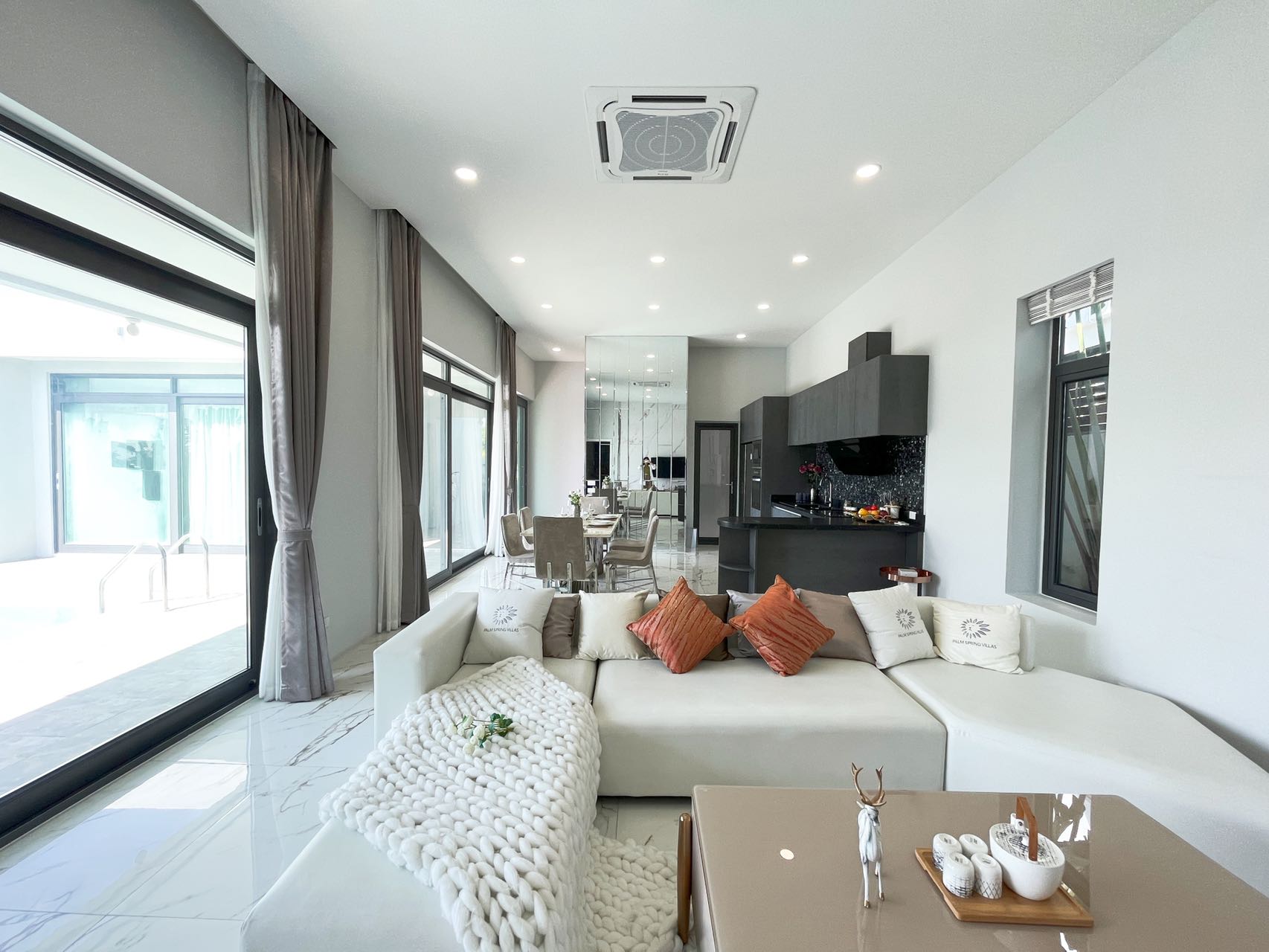 PALM LAKESIDE VILLAS