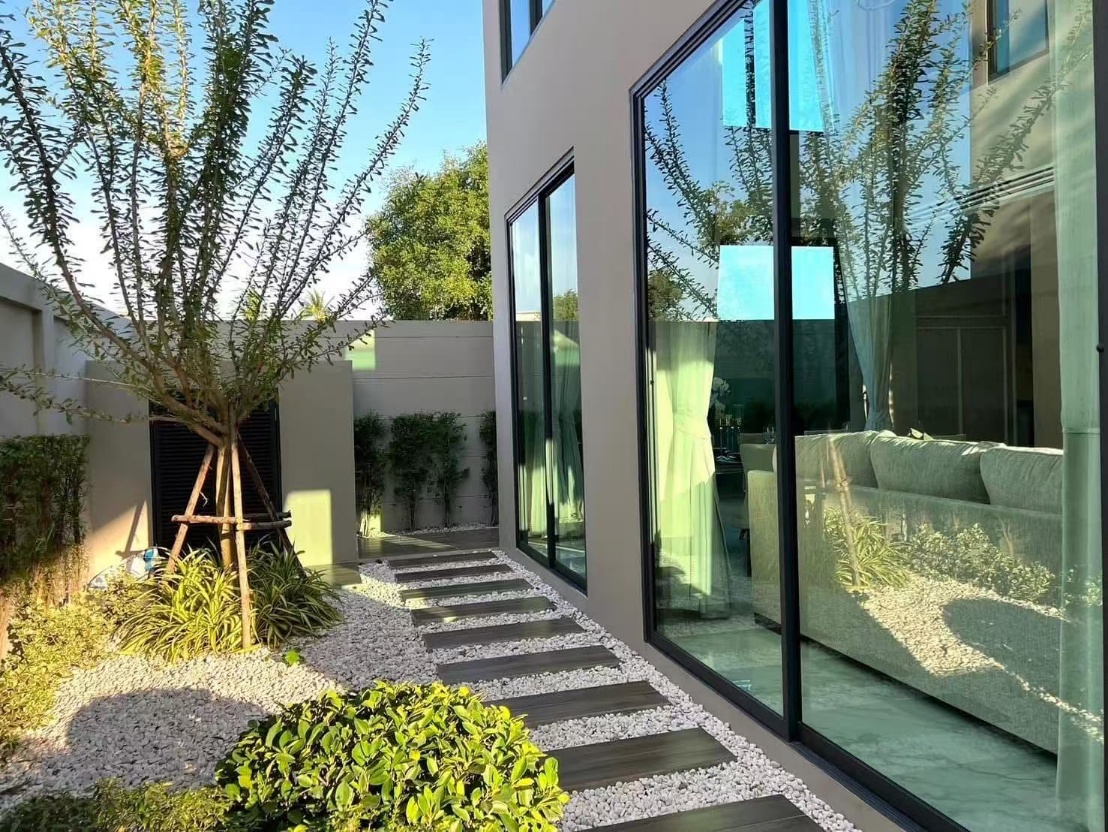 Madcha  Nirvana Pattaya