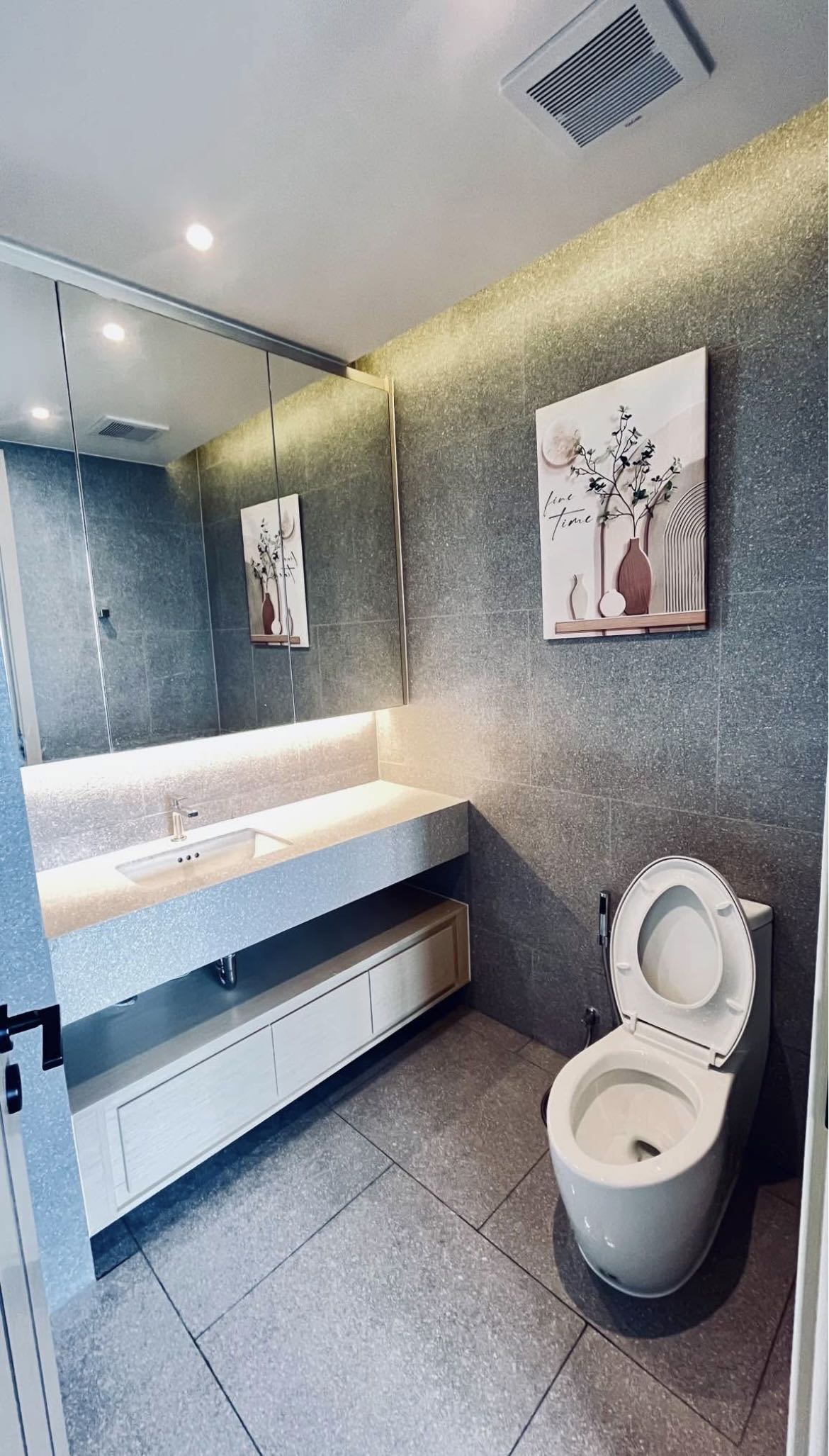 AROM Wongamat Luxury Condo