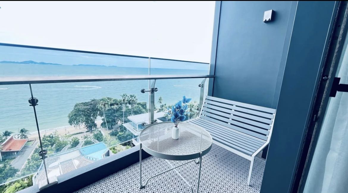 AROM Wongamat Luxury Condo