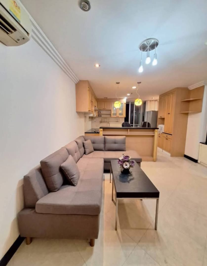 Asoke Place Condo 附近:MRT Sukhumvit, BTS A