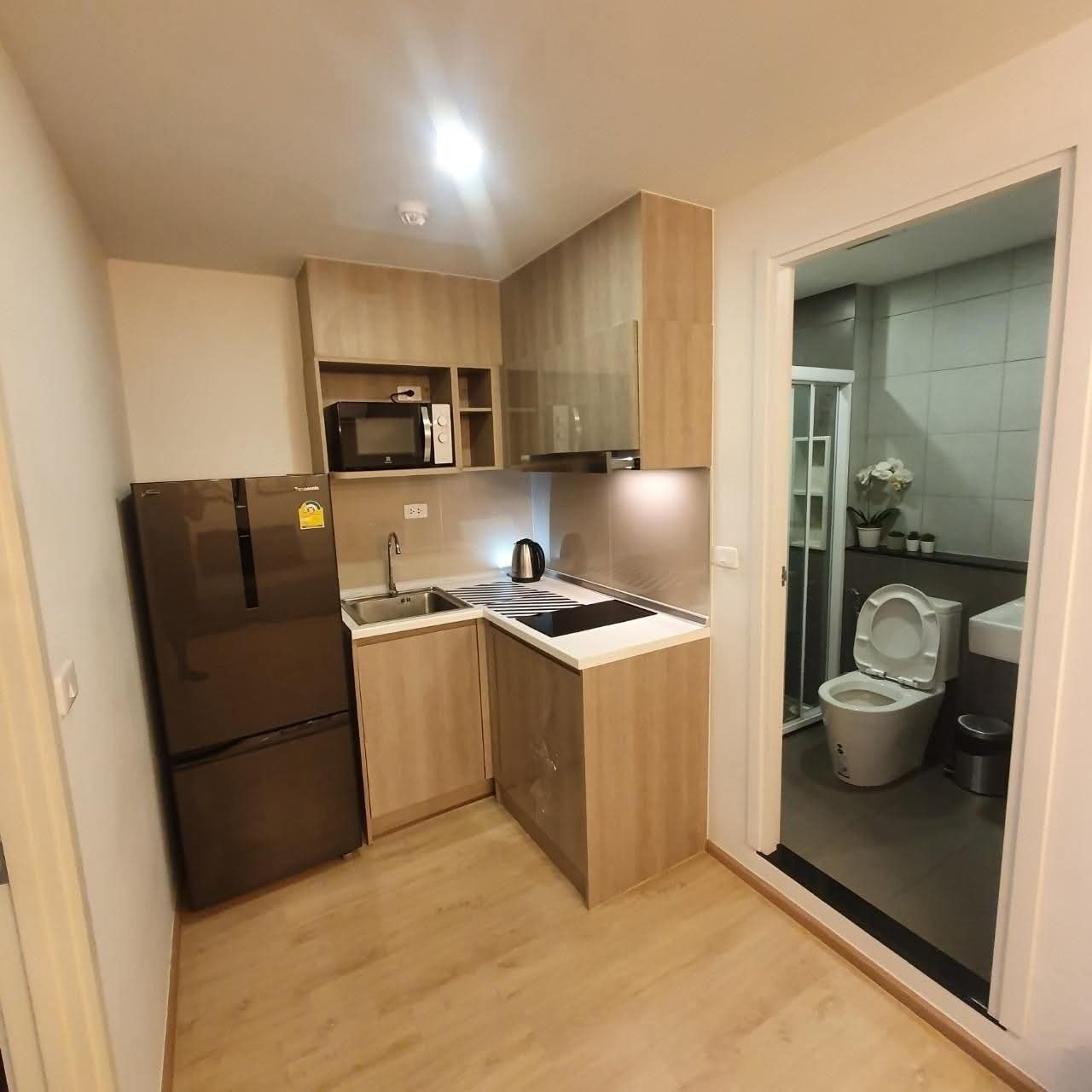 ELIO DEL MOSS PHAHOLYOTHIN