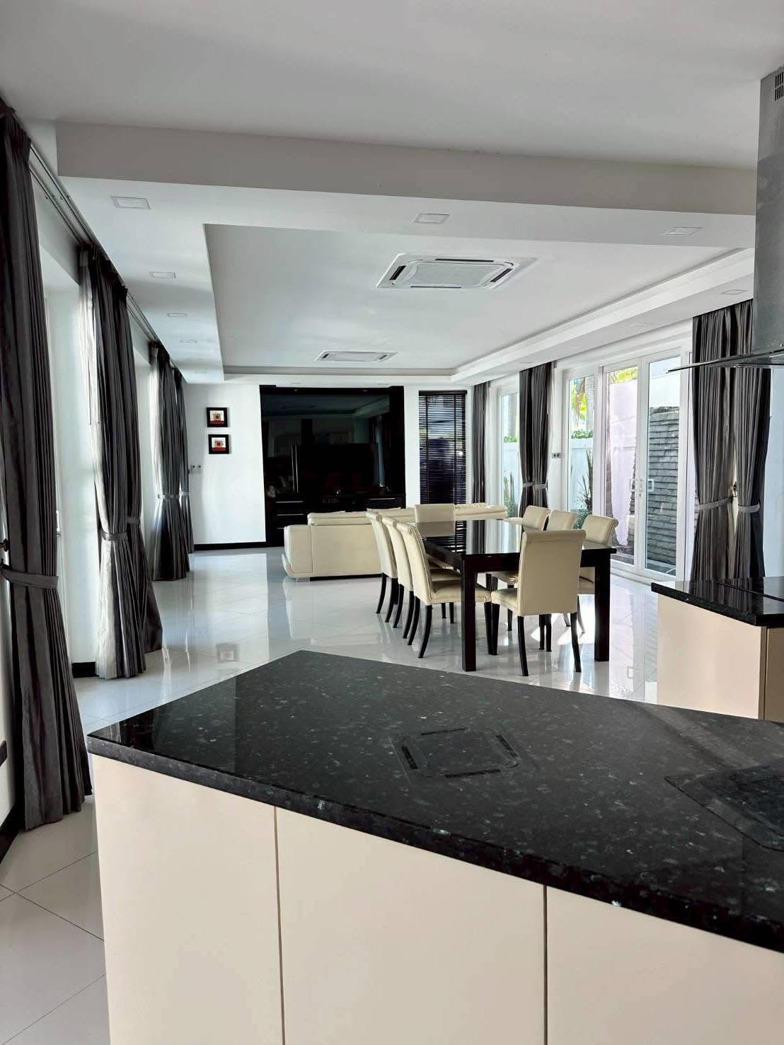 棕榈绿洲乔木提恩豪华泳池别墅出租：现代生活体验