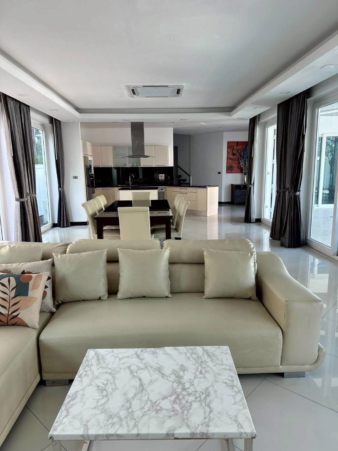 棕榈绿洲乔木提恩豪华泳池别墅出租：现代生活体验