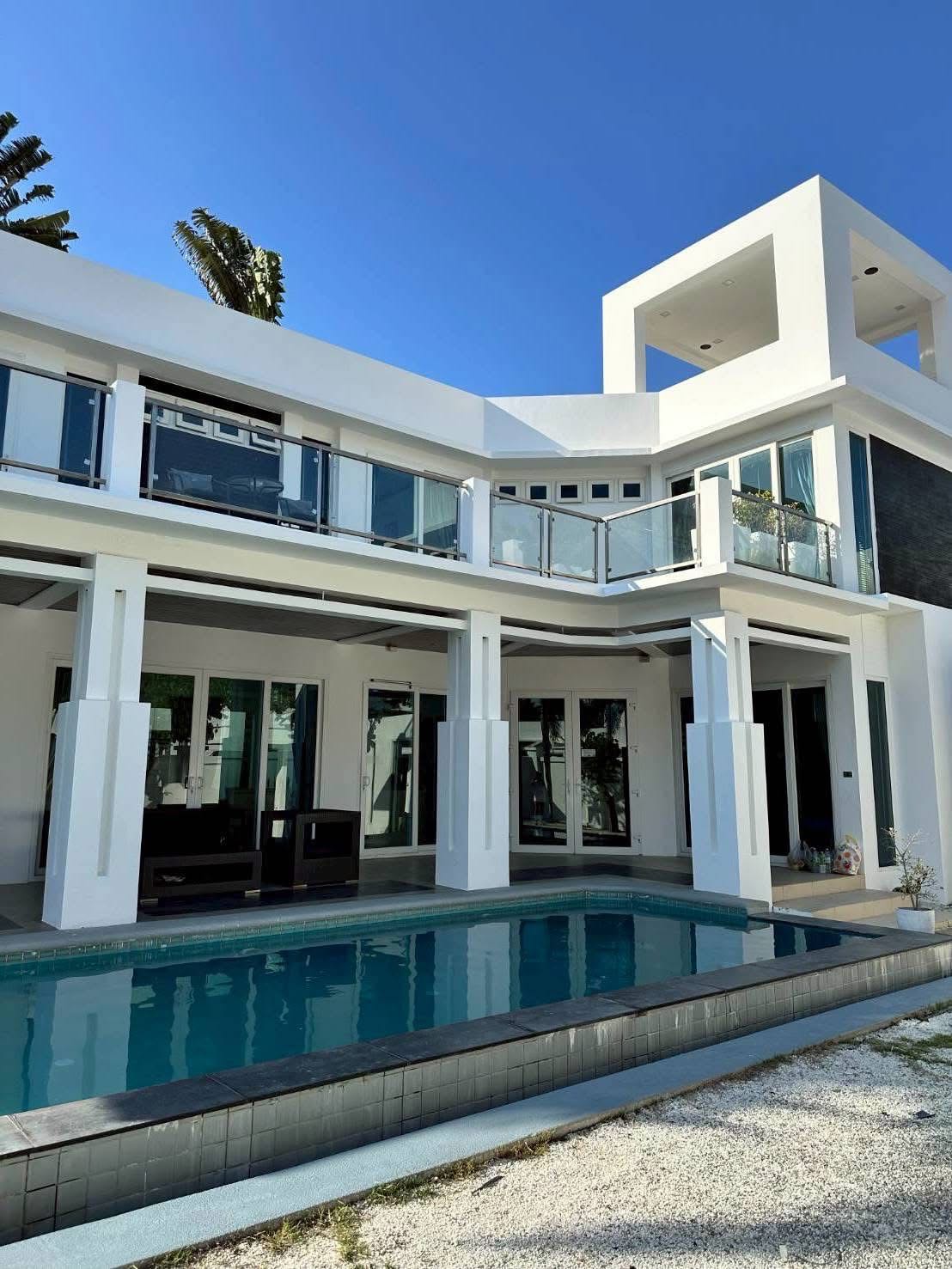 棕榈绿洲乔木提恩豪华泳池别墅出租:现代生活体验