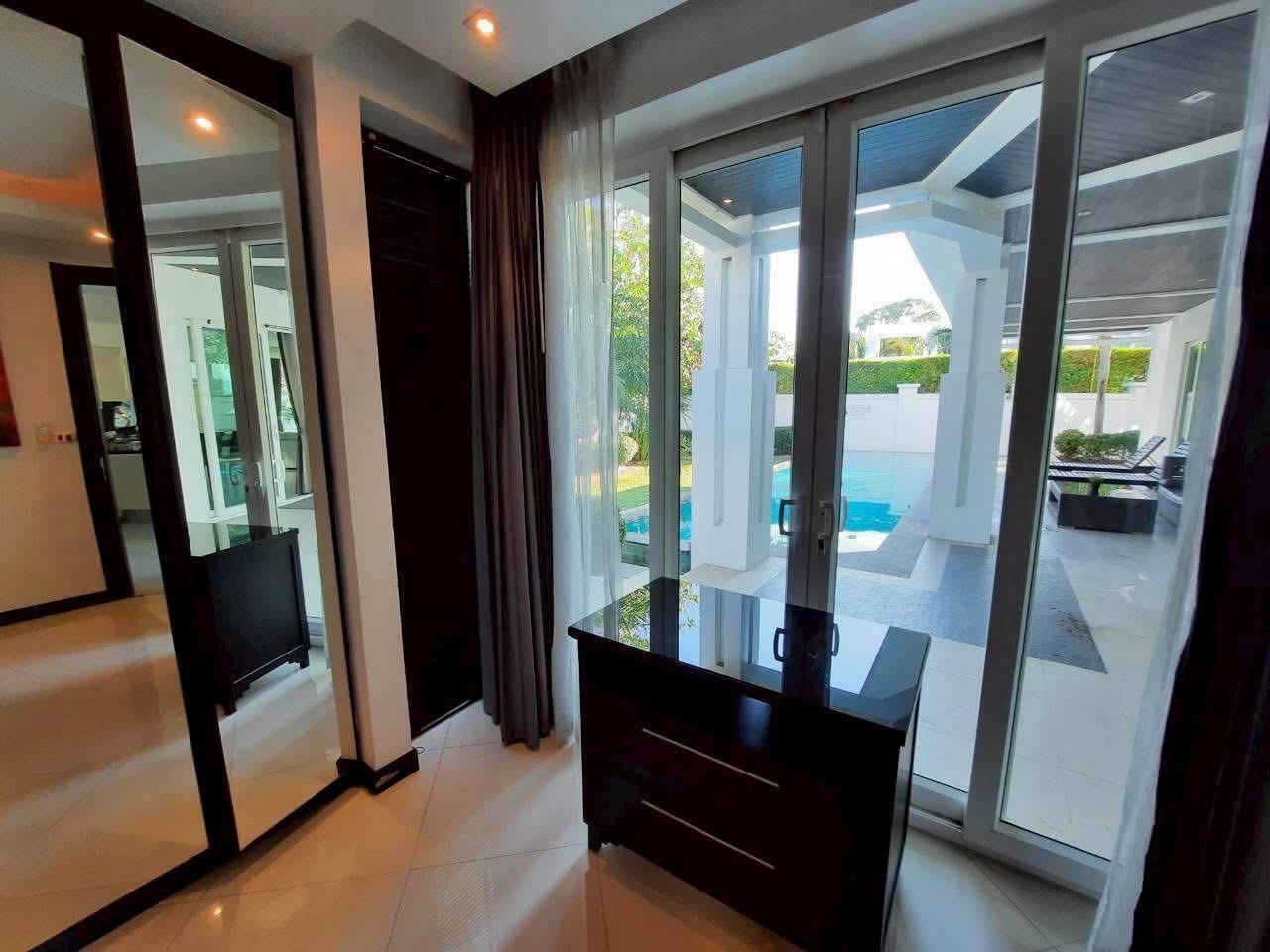 棕榈绿洲乔木提恩豪华泳池别墅出租：现代生活体验