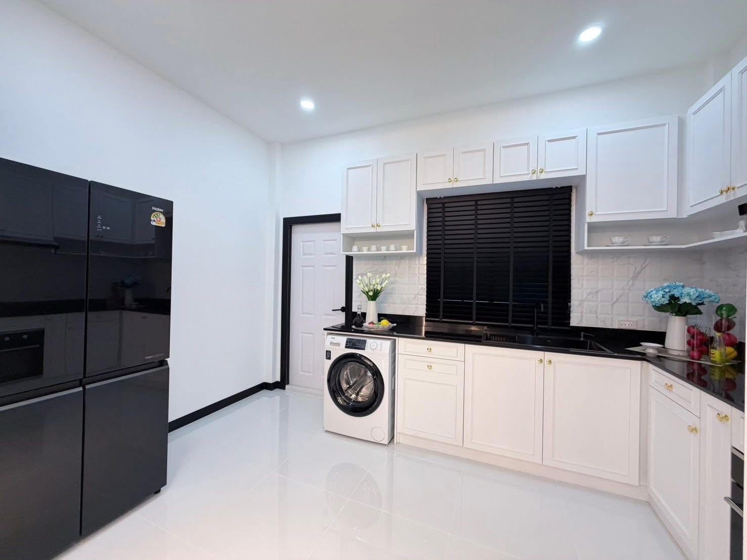 Siam Country Club Soi, Mitrakamol Intersection