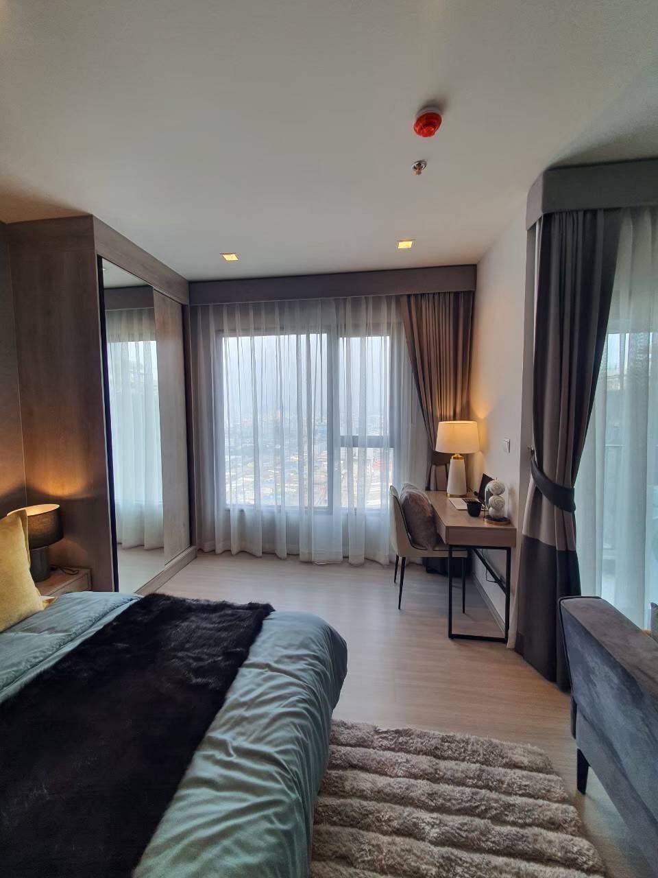 Life Asoke Rama 9